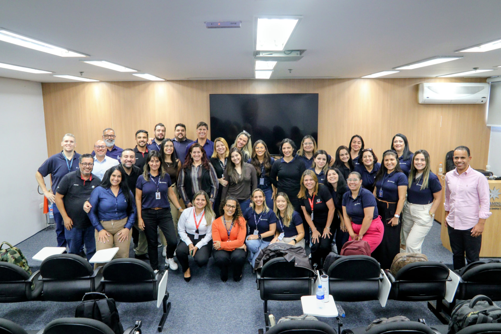 Felipe Sale com uma turma após um encontro