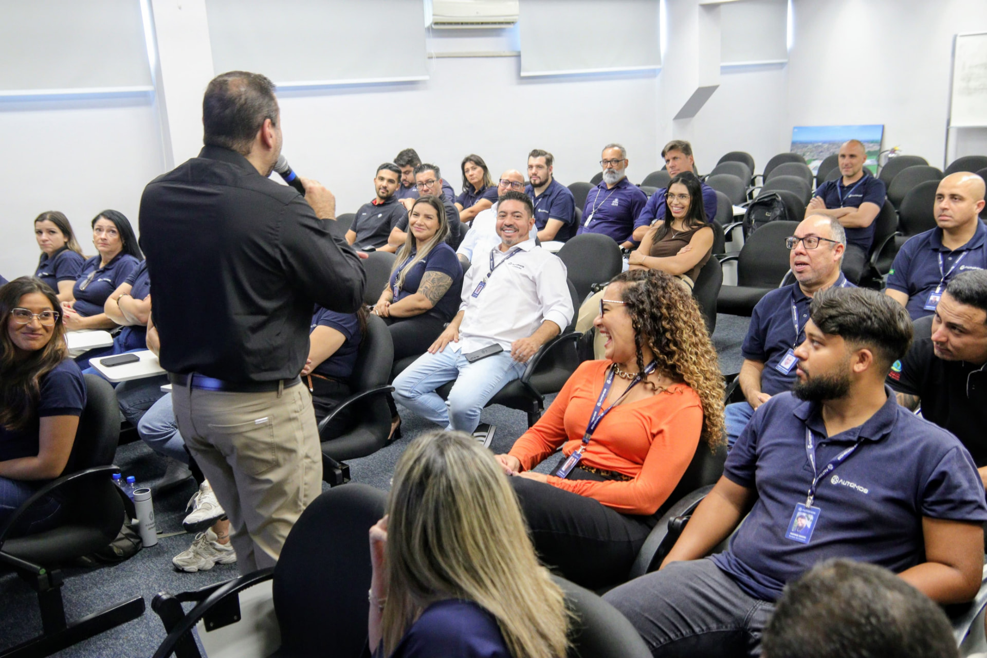 Felipe Sale conduzindo uma conversa com uma equipe